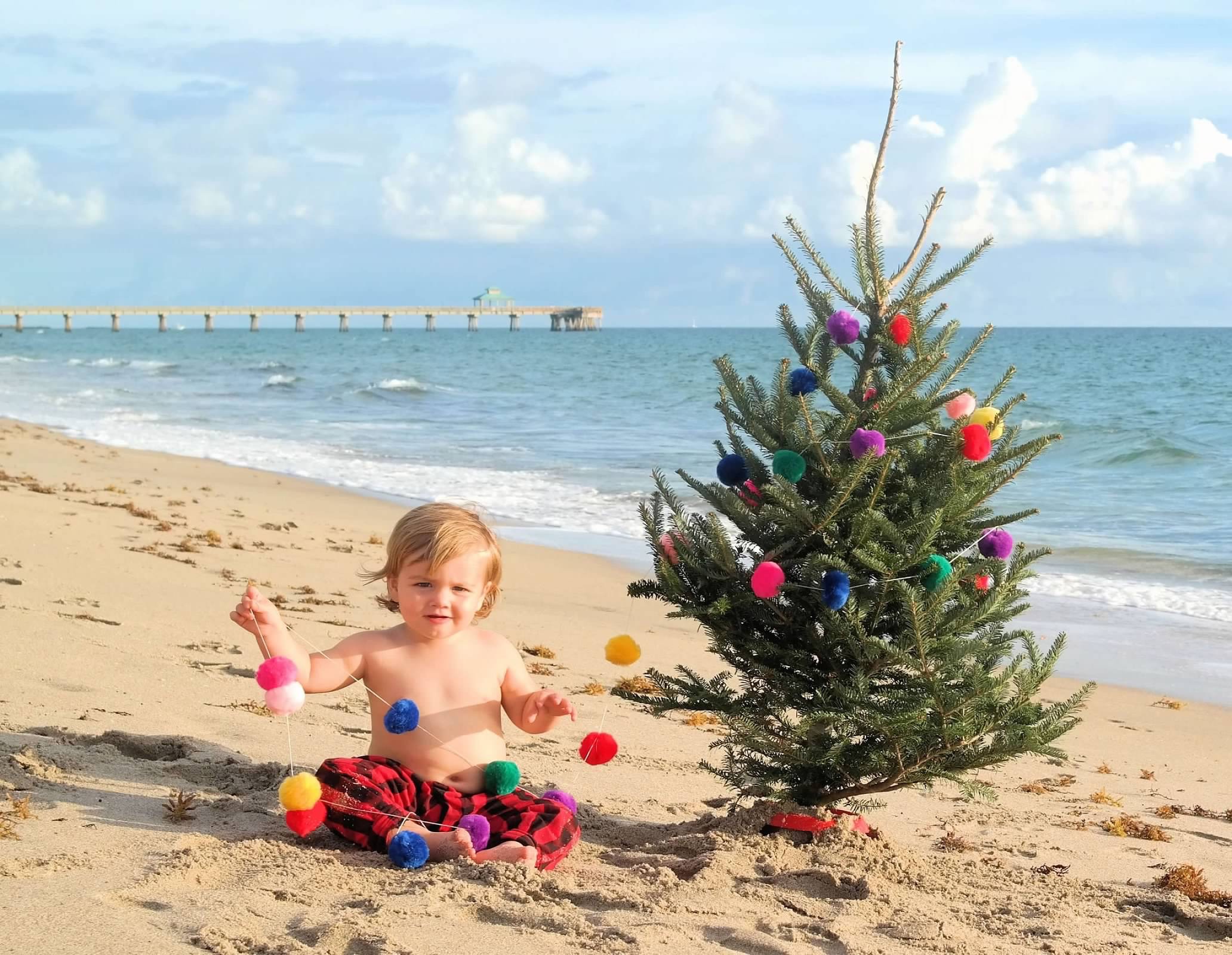 11 Easy Christmas Photo Ideas with Kids -Beach Edition